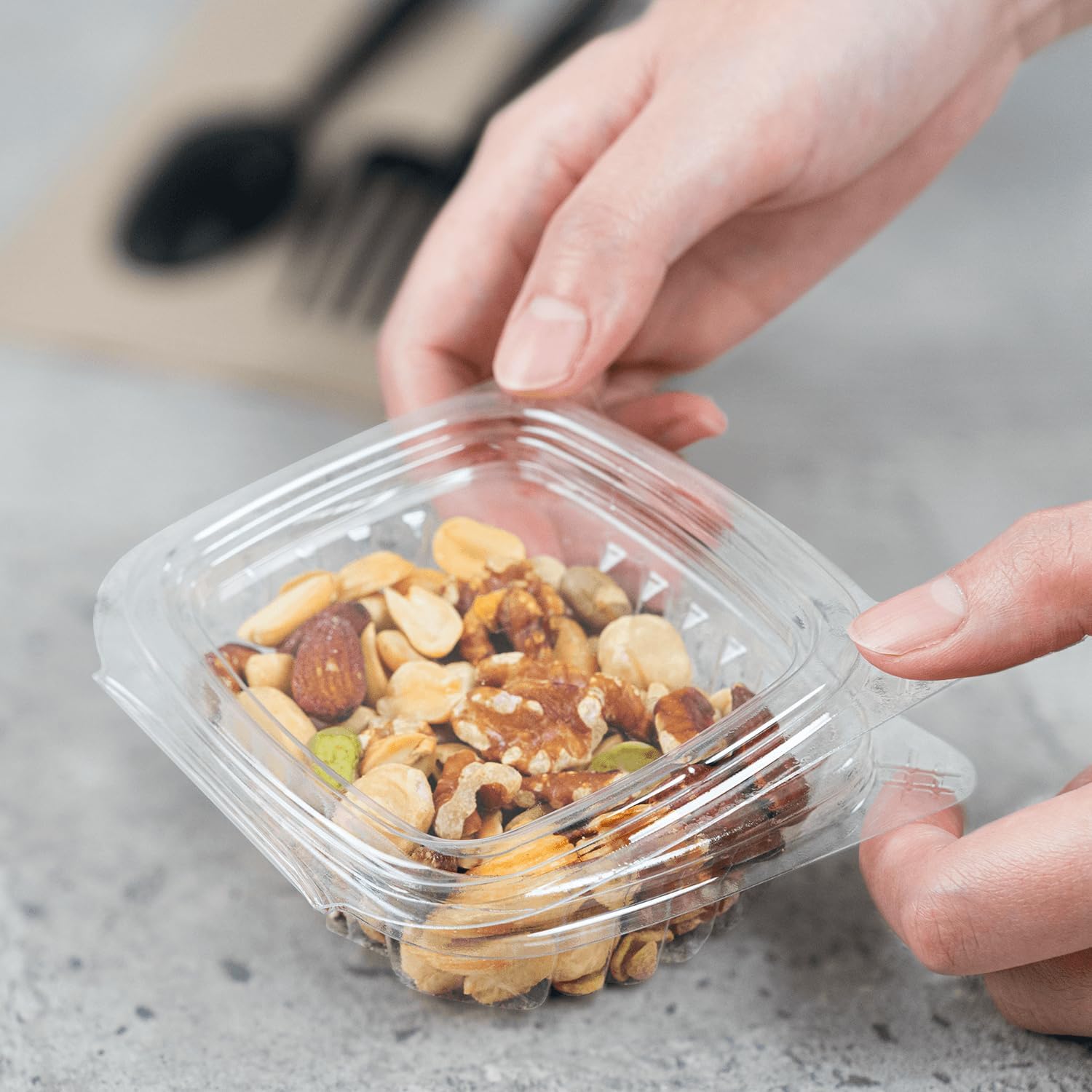 Karat 4oz PET Clear Clamshell Deli Containers - Leak-Resistant, Easy Seal for Freshness, Ideal for Salads, Fruits, Sides & Desserts - Multipurpose Plastic Take Out Food Containers (Pack of 400)