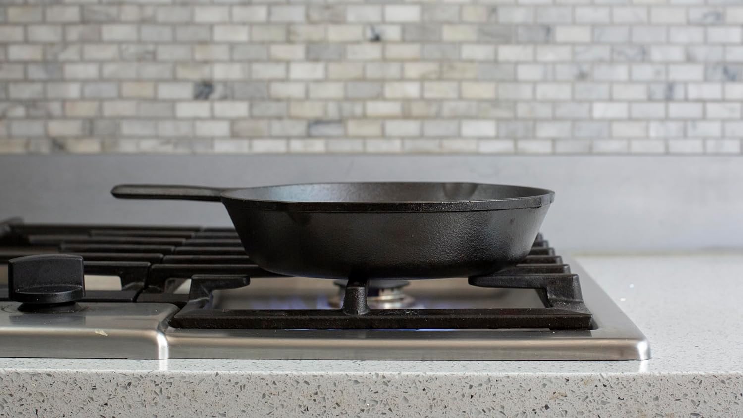 Lodge 9 Inch Cast Iron Pre-Seasoned Skillet – Signature Teardrop Handle - Use in the Oven, on the Stove, on the Grill, or Over a Campfire, Black