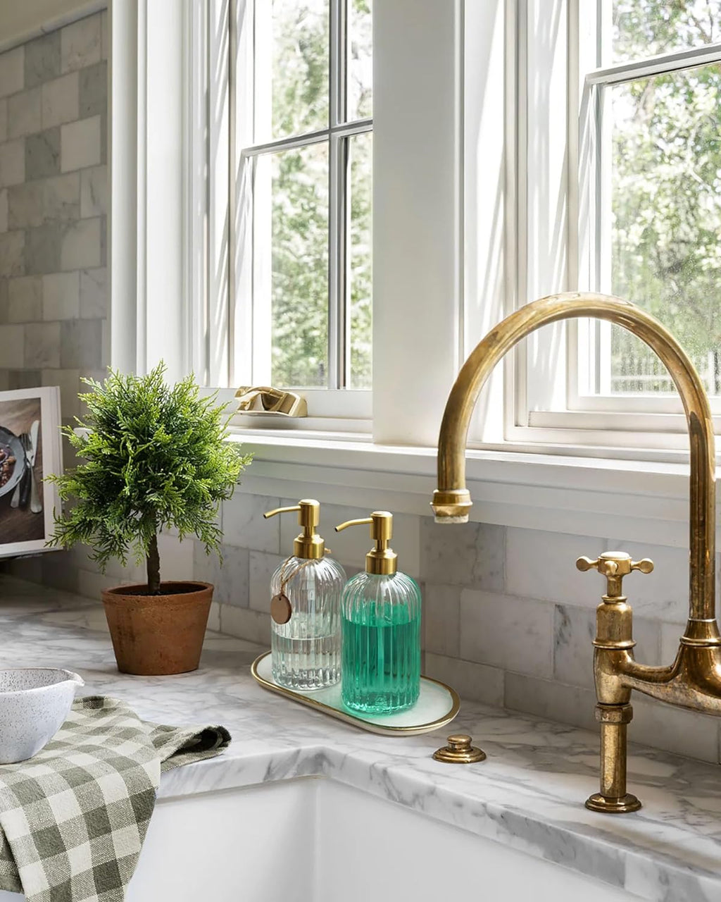 JASAI 18Oz Glass Soap Dispenser with Golden Pump for Kitchen,Refillable Liquid Hand soap Dispenser with Vertical Stripe, Clear Soap Dispenser Bathroom for Hand soap, Dish Soap, Lotion