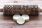 Christmas Wooden Rolling Pin for Baking Engraved Embossing Rolling Pin Cookie Stamps Roller Square Grid Cookies Mold Kitchen Decor Tools for Baking Embossed Cookies (European Fashion)